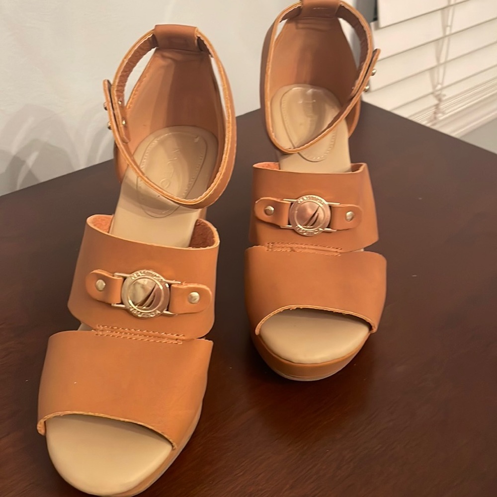 Nautica tan leather sandals with a 31/2 heel’s excellent condition
